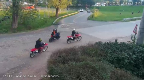 Los captaron en video: Así roban los "Motochorros piraña" en la Colectora y Puente San Fernando