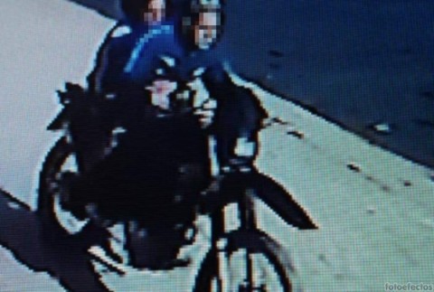 Asaltaron a punta de pistola a una joven que iba con su bebé de 4 meses