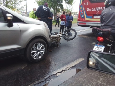 Motociclista impactó contra un colectivo en Malvinas