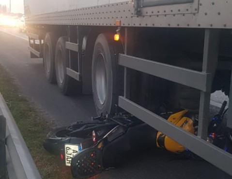 Se cayó de la moto en autopista y está gravísimo