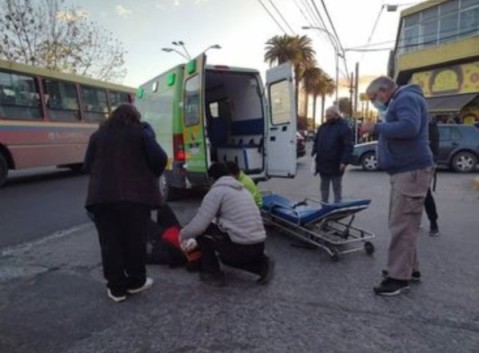 Una motociclista sufrió golpes tras ser impactada por una camioneta en esquina céntrica