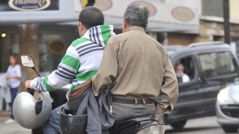 El Municipio informó que secuestrará la moto a quienes circulen sin casco, incluso si es sólo el acompañante