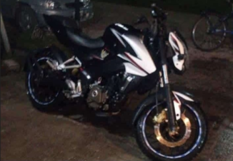 Inseguridad en barrio Altos de San Joaquín: lo sorprendió un grupo de delincuentes y le robaron la moto