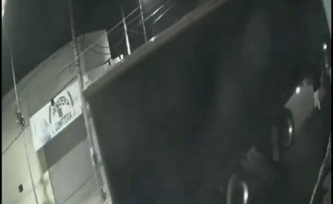 Video: iba a cruzar una esquina, fue golpeada por el acoplado de un camión y ahora vive un calvario