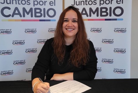 Natalia Ruiz firmó como candidata a diputada provincial en la lista de Diego Santilli