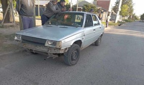 Tiene 13 años, manejaba sin permiso una moto y está internada tras ser chocada por un auto