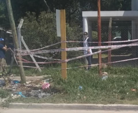 Alumno de primaria sufrió una descarga eléctrica con un poste al salir de la escuela