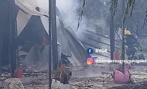 Las llamas consumieron una vivienda en el barrio Pico Rojo