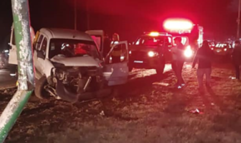 Vehículo chocó contra un poste de luz en Ruta 7: una persona fue trasladada al hospital