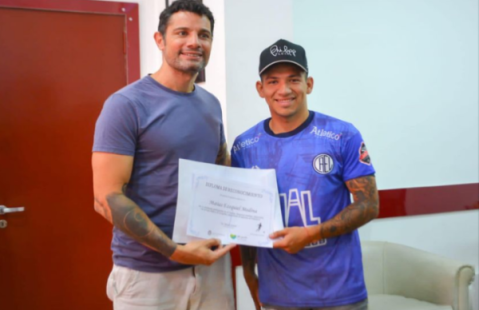 Distinguieron a un futbolista rodriguense tras lograr el ascenso al Federal A con su equipo