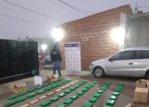 Un llamado anónimo, un auto con kilos de droga en General Rodríguez y un detenido