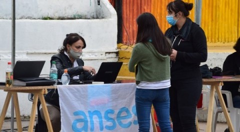 Operativo en Plaza Central para inscribirse a los subsidios de luz y gas