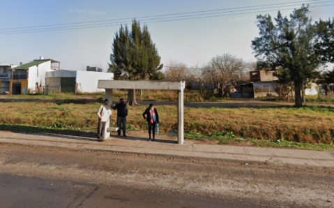 Motochorros asaltaron a una joven y un nene en una parada de colectivos de Ruta 24