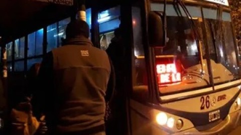 Colectivos recortan servicios nocturnos y anuncian un nuevo paro total: cuándo será y a qué líneas afecta