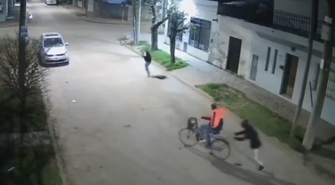 Video: jóvenes provocaron un fuerte susto a una pareja en plena madrugada