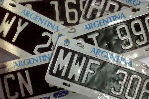 Por falta de insumos para chapas, el Gobierno autorizó a usar patentes de papel