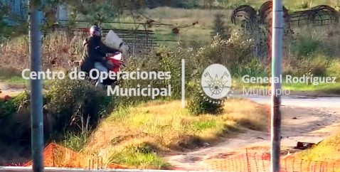 Le robaron, usó el botón antipánico de una Parada Segura y recuperó sus pertenencias: el video de la secuencia