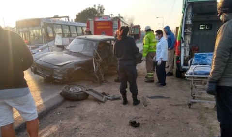 Un conductor debió ser liberado por Bomberos de su auto tras un choque en Ruta 7