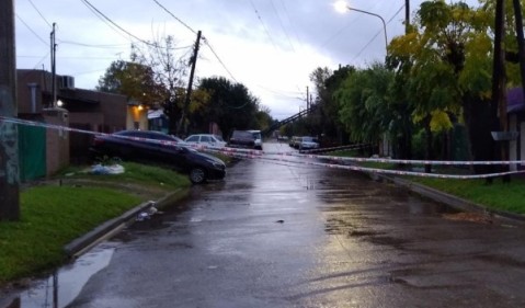 Cayó un poste de luz por la tormenta en el barrio Los Perales: "Podría haber sido un desastre"