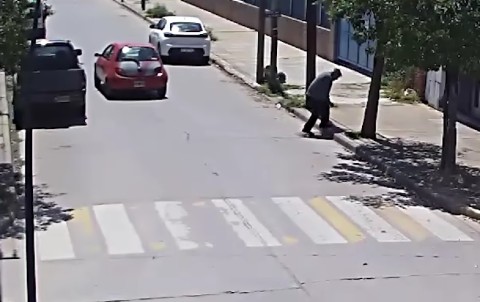 Video: sufrió un pre infarto, se desplomó en plena calle y el SAME lo trasladó al hospital