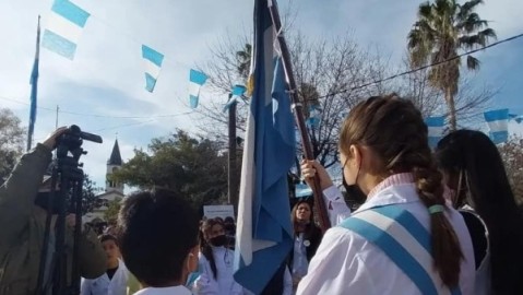 Día de la Bandera: un acto extenso terminó con reclamos por descompensaciones de chicos