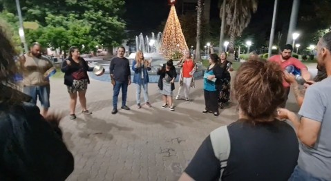 Grupo de vecinos, militantes y funcionarios protestaron contra Javier Milei en la Plaza Central