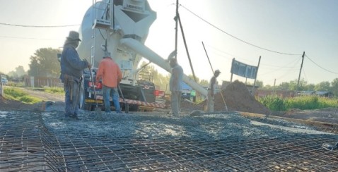 Construyen un puente en la calle Río Negro