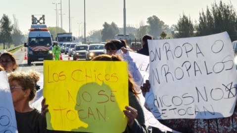 Denuncian abuso sexual en una escuela de Agua de Oro: familias reclaman en el Acceso Oeste