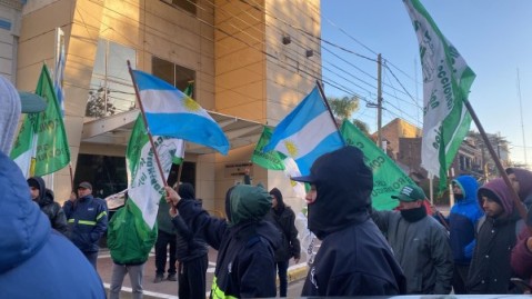 Manifestación de empleados de Terminal Multipropósito frente al HCD por el futuro de la recolección
