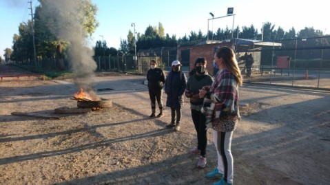 Vecinas de Los Naranjitos bloquearon una entrada al country Terravista por diversos reclamos