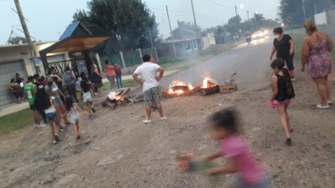 Vecinos de Maravilla del Oeste cortaron el tránsito para reclamar por seguridad