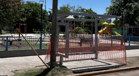 Empiezan a colocar refugios en paradas de colectivo en General Rodríguez tras un convenio con Nación