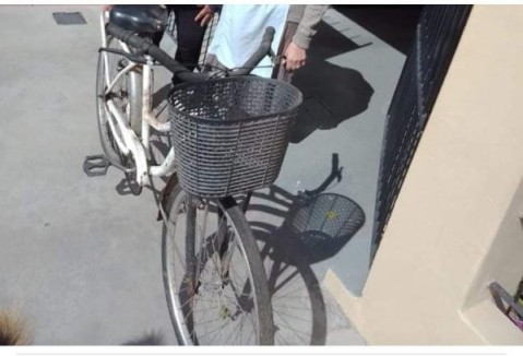 "Es muy triste verlo así": el calvario de un joven repartidor al que volvieron a robarle la bicicleta