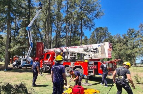 Susto de dos empleados y un particular rescate de Bomberos en General Rodríguez