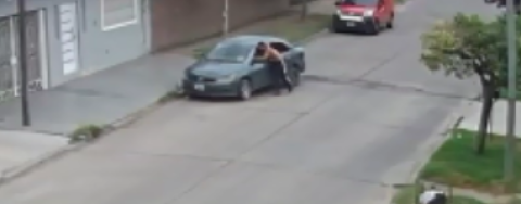 Empujándolo a paso de hombre, delincuentes se robaron el auto de un vecino en barrio Los Perales