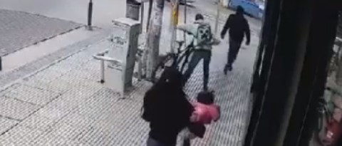 Video: cortaron el candado y le robaron la bicicleta a una joven en pleno centro de Rodríguez