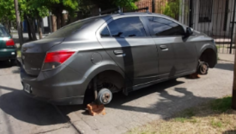 Enojo de vecinos de una calle céntrica por un ataque "robaruedas"