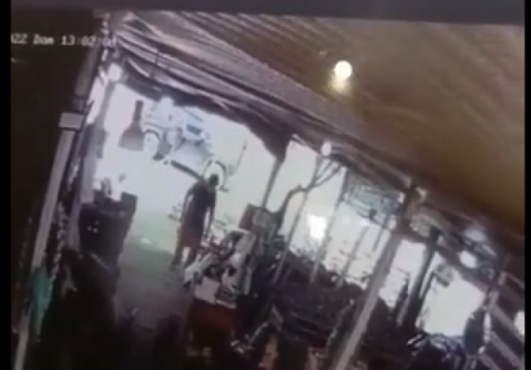 Video: le abrieron la puerta, la arrancaron de adentro de su auto y se lo robaron