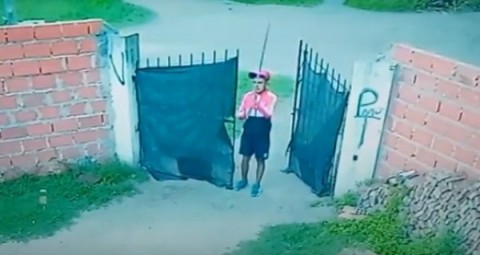 Entr&oacute; a robarle la moto, pero qued&oacute; grabado y la v&iacute;ctima lo fue a buscar a la casa