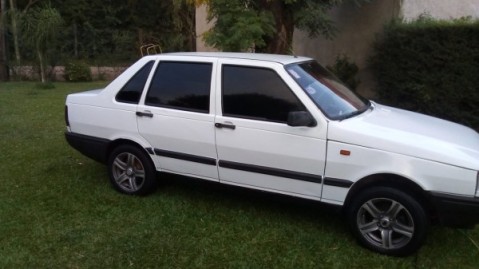 Dejó el auto en el estacionamiento de un supermercado y se lo robaron