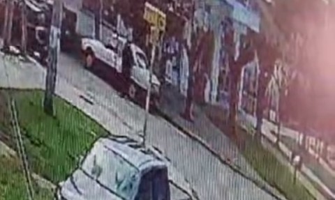 Dej&oacute; el auto estacionado 10 minutos en el centro de General Rodr&iacute;guez y se lo robaron: as&iacute; se lo llevaron