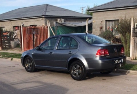 Estacionó su auto, volvió a buscar algo que olvidó y terminó encañonado por motochorros