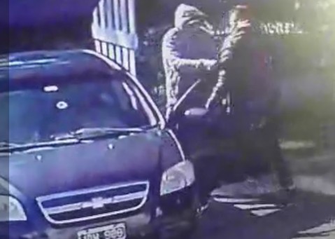 Video: así sorprendió un ladrón a un hombre que entraba su auto en una casa