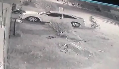Video: robó una bicicleta de la casa de un vecino y su pareja fue a devolvérsela