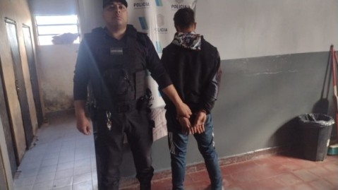Rob&oacute;, lo atraparon los vecinos y termin&oacute; arrestado en barrio Los Naranjitos