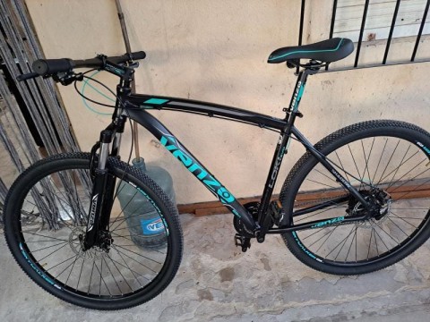 Motochorros hicieron caer de su bicicleta a un joven para robarle