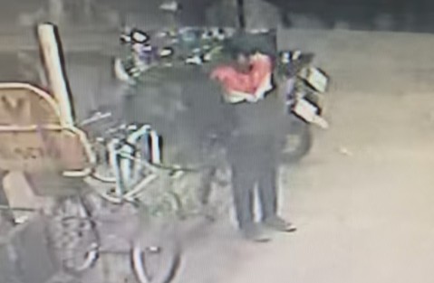 Video en Malvinas: así un presunto menor robó una bicicleta frente a un comercio