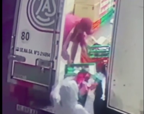 Video: abrieron un camión de reparto de La Serenísima y robaron mercadería