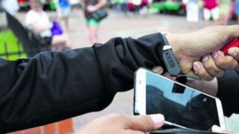 Video: robó el celular de un comercio y quedó escrachado por las cámaras