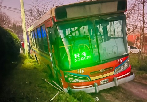 Robaron un colectivo de La Perlita y terminó abandonado en una zanja en un barrio